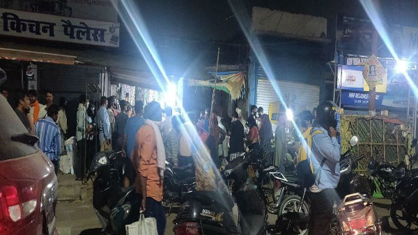 Full Lockdown in India announced by PM Modi, People rush for Panic buying, Crowd in market Full Lockdown in India announced by PM Modi, People rush for Panic buying, Crowd in market