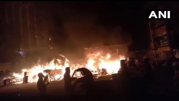 Delhi: Fire breaks out at a shop in Shaheen Bagh area Delhi: Fire breaks out at a shop in Shaheen Bagh area