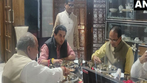 Madhya Pradesh: Grand welcome of Jyotiraditya Scindia in Bhopal, Joined Dinner Party at Shivraj Singh Chouhans residence Madhya Pradesh: Grand welcome of Jyotiraditya Scindia in Bhopal, Joined Dinner Party at Shivraj Singh Chouhans residence