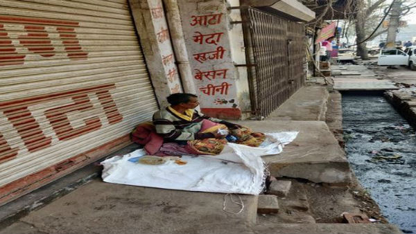 Delhi Violence: A rickshaw Puller search his missing Family, forced to live next to drain Delhi Violence: A rickshaw Puller search his missing Family, forced to live next to drain