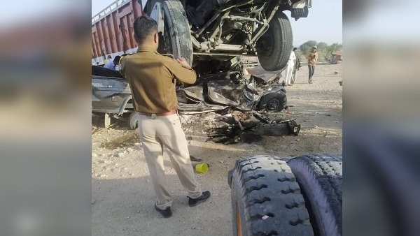 बोलेरो में फंस गए थे शव