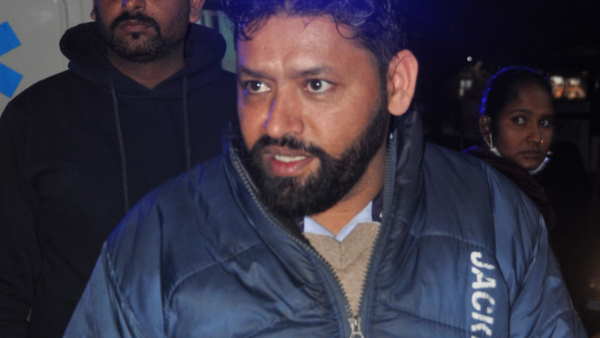 ड्राइवर ने मांगे पैसे तो शुरू की लड़ाई