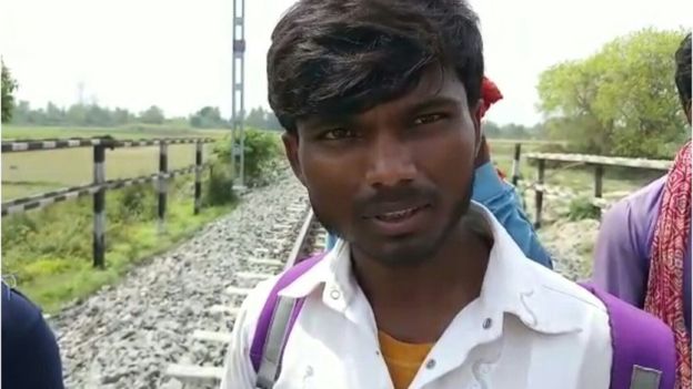 रेल की पटरी से घर लौटते बालेश्वर कुमार रेल की पटरी से घर लौटते बालेश्वर कुमार