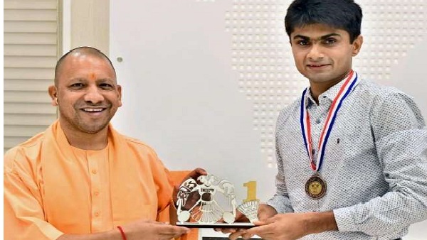 यूपी कैडर के 2007 बैच के आईएएस अधिकारी हैं