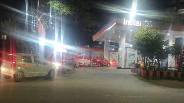 Full Lockdown in India announced by PM Modi, People rush for Panic buying, Crowd in market Full Lockdown in India announced by PM Modi, People rush for Panic buying, Crowd in market