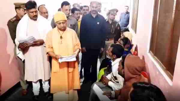 CM Yogi Adityanath listened to people problems in Gorakhnath temple CM Yogi Adityanath listened to people problems in Gorakhnath temple