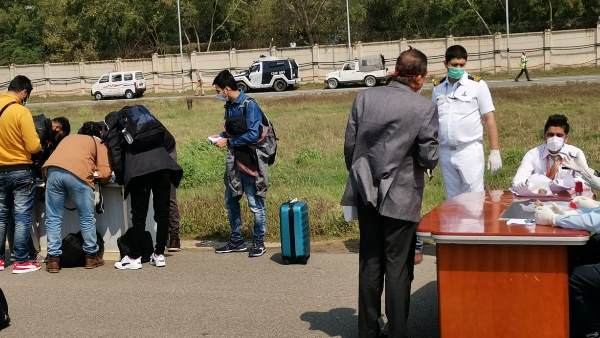 air india flight, air india, italy, milan, delhi, delhi airport, coronavirus, covid-19, corona virus, screening, एयर इंडिया विमान, एयर इंडिया, इटली, मिलान, दिल्ली, दिल्ली एयरपोर्ट, कोविड-19, कोरोना वायरस, स्क्रीनिंग air india flight, air india, italy, milan, delhi, delhi airport, coronavirus, covid-19, corona virus, screening, एयर इंडिया विमान, एयर इंडिया, इटली, मिलान, दिल्ली, दिल्ली एयरपोर्ट, कोविड-19, कोरोना वायरस, स्क्रीनिंग
