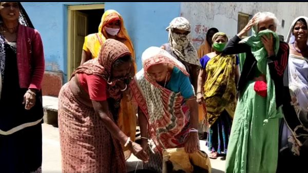 Women protest in Ajmer due to incomplete food available in lockdown Women protest in Ajmer due to incomplete food available in lockdown