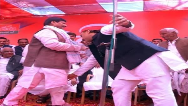 कई सालों बाद अखिलेश यादव इस बार सैफई होली खेलने पहुंचे