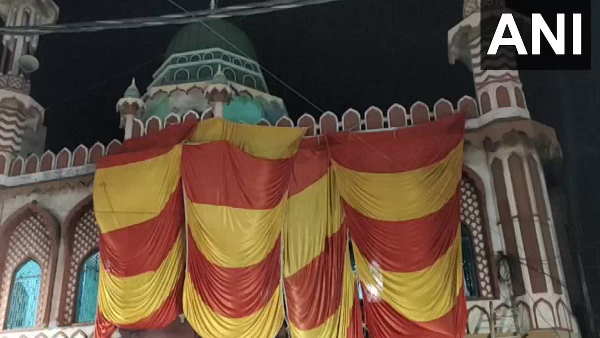 uttar pradesh aligarh mosque has been coveren ahead of the holi festival uttar pradesh aligarh mosque has been coveren ahead of the holi festival
