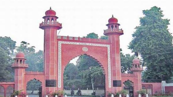 स्टाफ के साथ छात्र-छात्राएं जमा कर रहे धनराशि