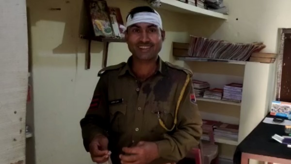 घायल पुलिसकर्मी अस्पताल में भर्ती