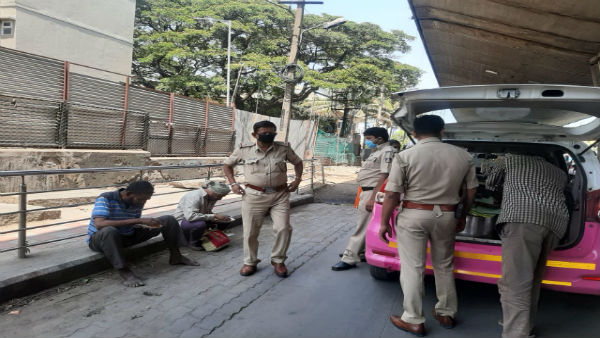 Bengaluru city Police provide food to needy during lockdown Coronavirus Bengaluru city Police provide food to needy during lockdown Coronavirus