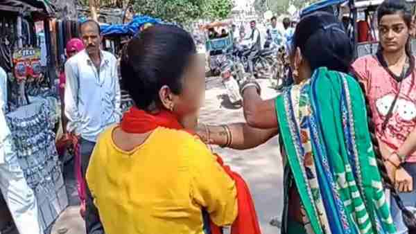 Mother caught her daughter with her married lover in Banda Mother caught her daughter with her married lover in Banda