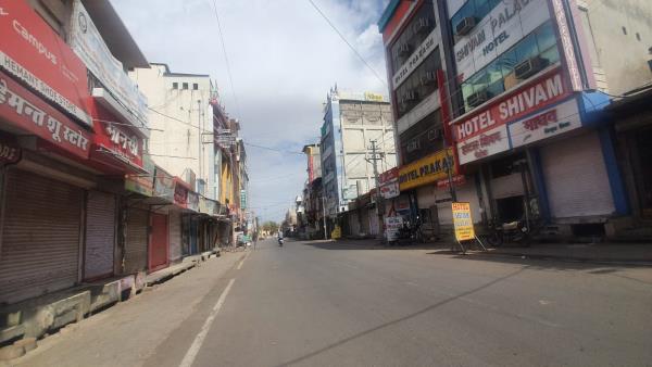 ट्रक में छुपकर आए