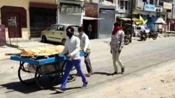 lockdown: father body took him to Hand cart crematorium for a son in basti lockdown: father body took him to Hand cart crematorium for a son in basti