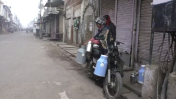 बेटे की तरह दे रही पिता का साथ