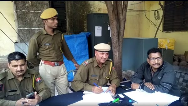 निजी स्कूल के बच्चों की जगह दे रहे थे परीक्षा