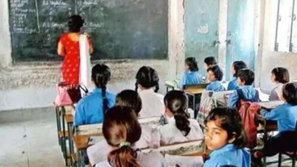 टीचर्स के साथ प्रदर्शनकारी करते हैं मारपीट