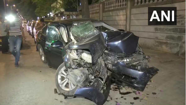 मुंबई में हाईस्पीड BMW कार डिवाइडर से टकराई, तीन लोगों की मौके पर मौत मुंबई में हाईस्पीड BMW कार डिवाइडर से टकराई, तीन लोगों की मौके पर मौत