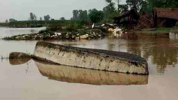 One dead after a boat carrying 13 people capsized in Baghpat One dead after a boat carrying 13 people capsized in Baghpat
