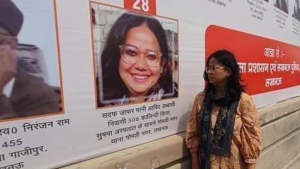 आरोपियों की फोटो, पता लिखे होर्डिंग लगाए गए