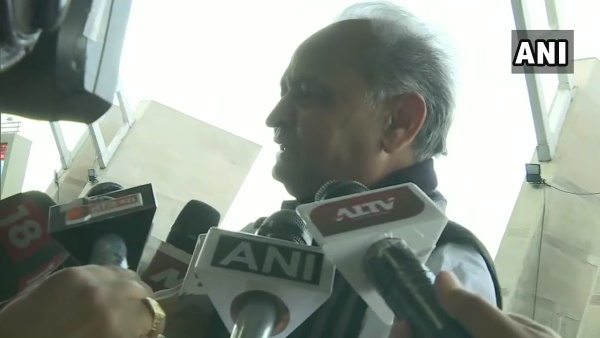 अशोक गहलोत ने भी बोला हमला