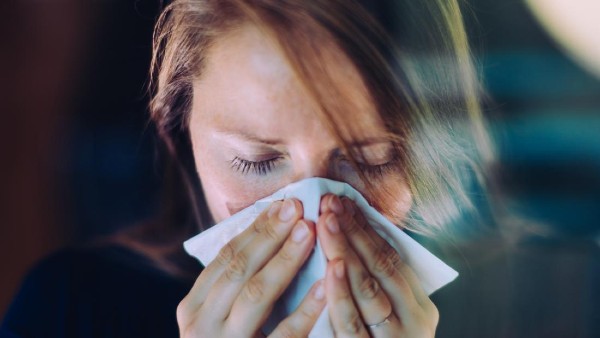 सर्दी-जुकाम और फ्लू जैसे लक्षण को इग्नोर न करें