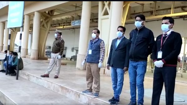 53 नागरिक सोमवार को पहुंचे