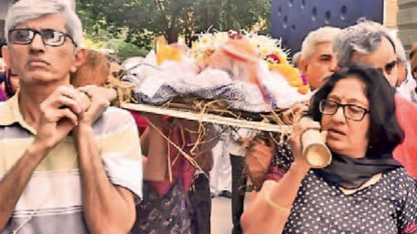 The daughter-in-law fulfills her last wish by bashing 100 years old mother-in-laws bier The daughter-in-law fulfills her last wish by bashing 100 years old mother-in-laws bier