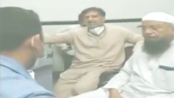 Supporters of AIMIM MLA Mufti Mohammad Ismail abused a doctor in Nashik Supporters of AIMIM MLA Mufti Mohammad Ismail abused a doctor in Nashik