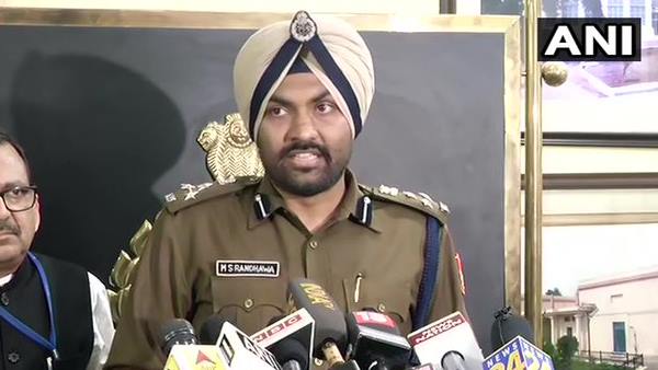 सिंधिया दरबार के लोग सारे यहीं इकट्ठे हो गए लगता है सिंधिया दरबार के लोग सारे यहीं इकट्ठे हो गए लगता है