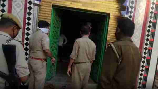 Lockdown: police action against three teachers because open madrasa in fatehpur Lockdown: police action against three teachers because open madrasa in fatehpur