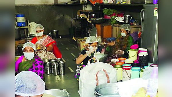 surat corporator Nilesh Kumbhani provides food Tiffin to 2000 families in lockdown surat corporator Nilesh Kumbhani provides food Tiffin to 2000 families in lockdown