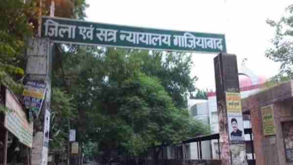 Two lawyers clashed in court complex over whatsapp debate Two lawyers clashed in court complex over whatsapp debate
