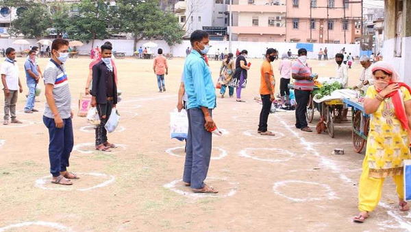 gujarat: district administration arranged the selling store of vegetables-fruits in the open field gujarat: district administration arranged the selling store of vegetables-fruits in the open field