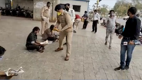 राह चलते मजदूरों को भोजन-पानी उपलब्ध कराने में जुटी पुलिस