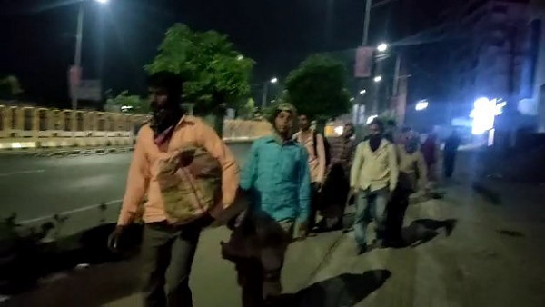 बच्चों को गोद में लिए दिन-रात चल रहे