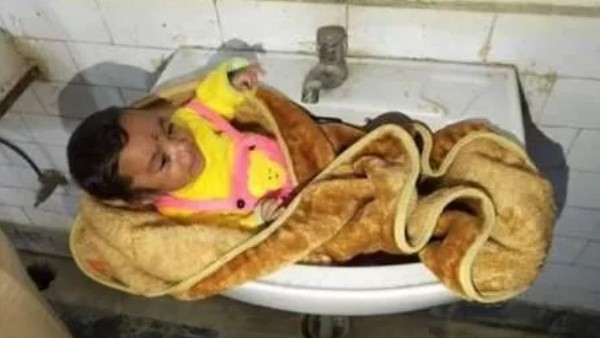 बच्ची के रोने की आवाज सुनकर पहुंचे मंदिर के मैनेजर