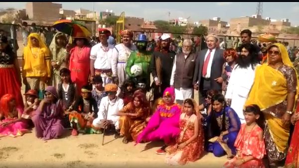 ये लोग बनकर पहुंचे फाग के रसिए