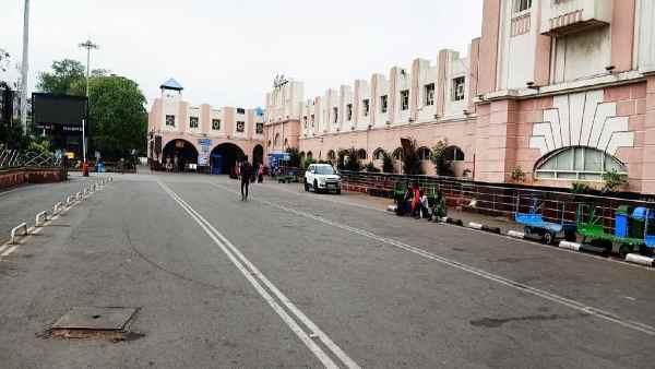 novel coronavirus-stamped to stay in home quarantine in Mumbai, youth caught at Secunderabad station novel coronavirus-stamped to stay in home quarantine in Mumbai, youth caught at Secunderabad station