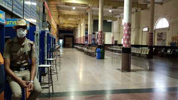 novel coronavirus-stamped to stay in home quarantine in Mumbai, youth caught at Secunderabad station novel coronavirus-stamped to stay in home quarantine in Mumbai, youth caught at Secunderabad station
