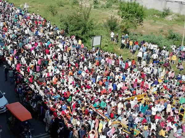 थर्मल स्क्रीनिंग के बीच लगीं लंबी लाइनें