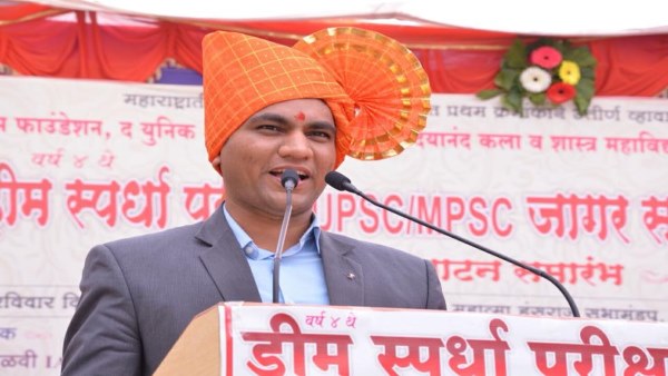 शराबियों से स्नैक्स के बदले मिले पैसे से खरीदी किताबें