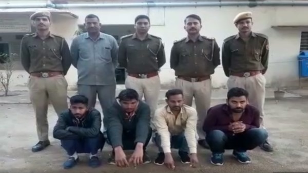 पीड़ित युवक की बाइक छीनकर ले गए