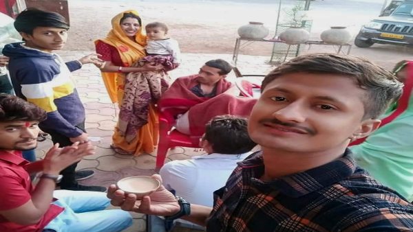 ढाबे पर रुके थे चाय पीने