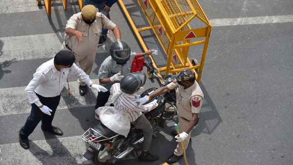 निषेधाज्ञा तोड़ने वालों पर सख्त कार्रवाई