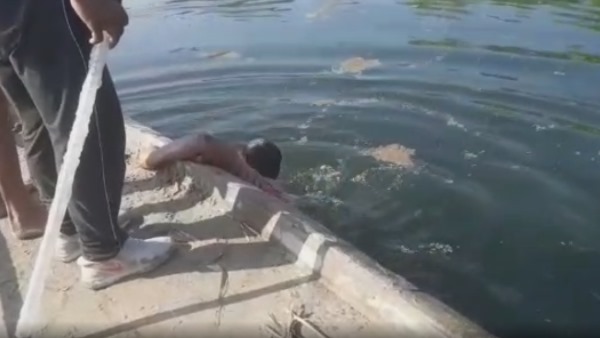 SDM jump in the river to caught Sand laden boat in kushinagar SDM jump in the river to caught Sand laden boat in kushinagar