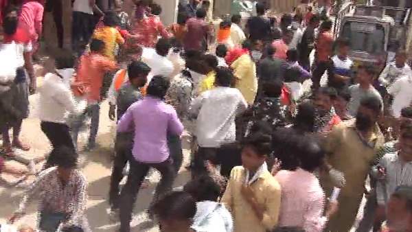 Loot of food items by public in rajasthan Loot of food items by public in rajasthan