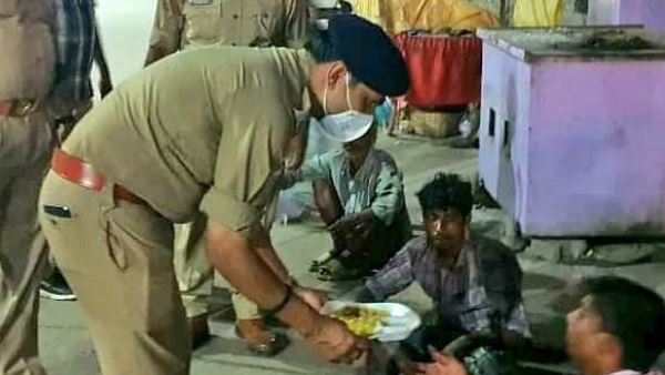 coronavirus lockdown prayagraj police gives food to poor coronavirus lockdown prayagraj police gives food to poor